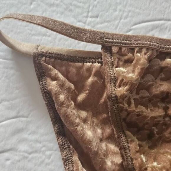 SKIMS embossed logo side string panty Nwt - Picture 2 of 6